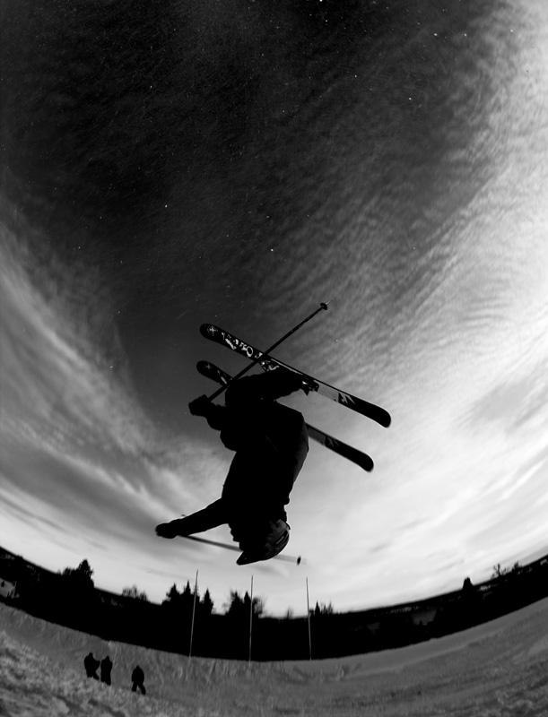 Ett hopp, en fotograf, en åkare, en himmel.... Foto: Johan Marklund. Åkare: Max Hemmigsson.