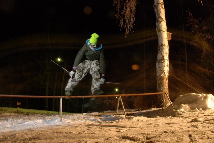 Railsession hos niko.. Foto: Förste fotograf: Nikolai Persson. Andra fotograf och maskot: Erik Larsson. Åkare: Fredrik Persson.