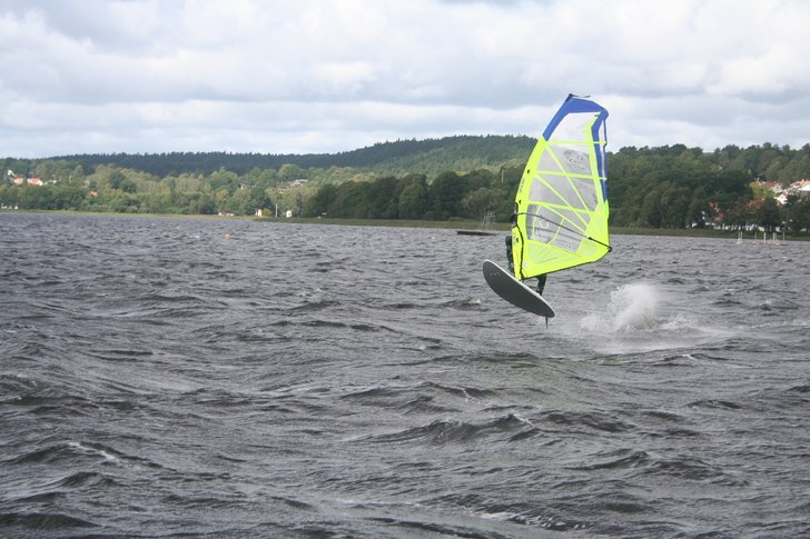 15-17 m/s  segel: 4.7kvm härlig dag. Foto: Joakim Croy. Åkare: Niklas Göthberg (jag).