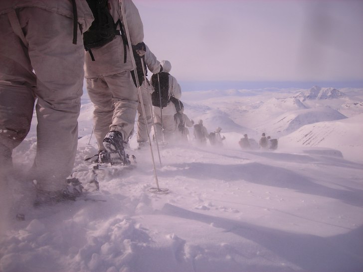 på väg ner från kebb en solig söndag i april. . Foto: victor berglind. Åkare: jägare.