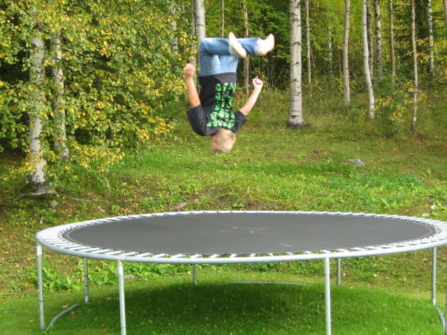 niklas gör en back
taimad och klart att ta kort . Foto: daniel blomqvist. Åkare: niklas johansson.