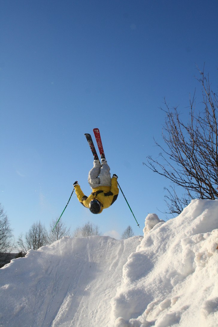 byggde ett hopp hemma på skogs med lastmaskiken o. Foto: andreas. Åkare: jag.
