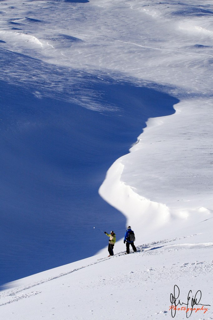 Vilken väg ner? Säsongspremiären för catskiåk. Foto: Jonas Emilsson. Åkare: Håkan Gustafsson och Johan Everljung.