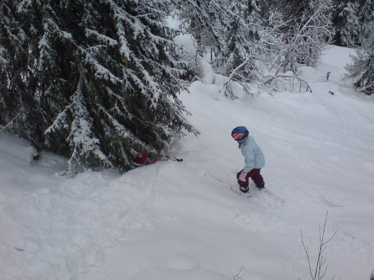 Ibland är det svårt att svänga bland träna. Ma. Foto: Gert Anderzen. Åkare: Ella och Johanna Anderzen.