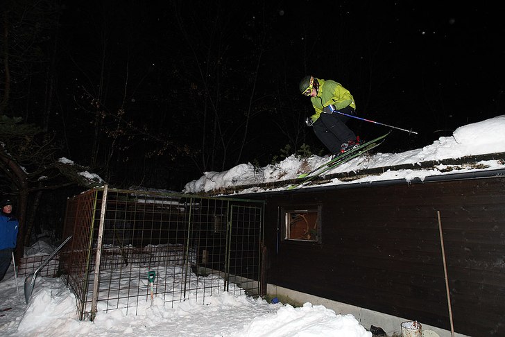Builded a jump down from Olav's  House roof . Foto: Me my self. Åkare: Frode Rafdal.