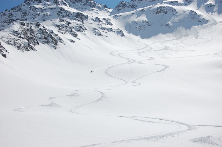 fido drar ett par hundra fallhöjdsmeter på 5 sv�. Foto: jonas riber. Åkare: fredrik falkman.