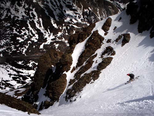 Jag åker ner i en ränna vi inte vet vad den hete. Foto: Jakob Wallin. Åkare: David Kvart.