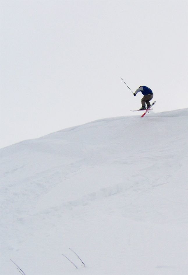 Drar en trea utför ravinen i högfjället en snö. Foto: Henning Alesund. Åkare: Frans Nordén - Jag.