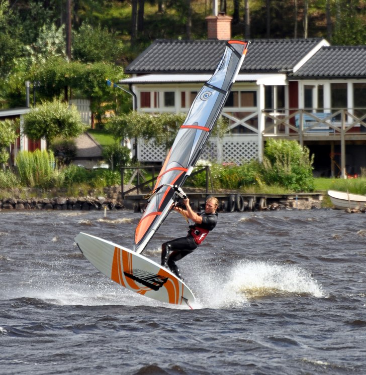 Vindsurfing är ett bra komplement till skidåknin. Foto: Mario Lönnquist. Åkare: Tomas Ek.