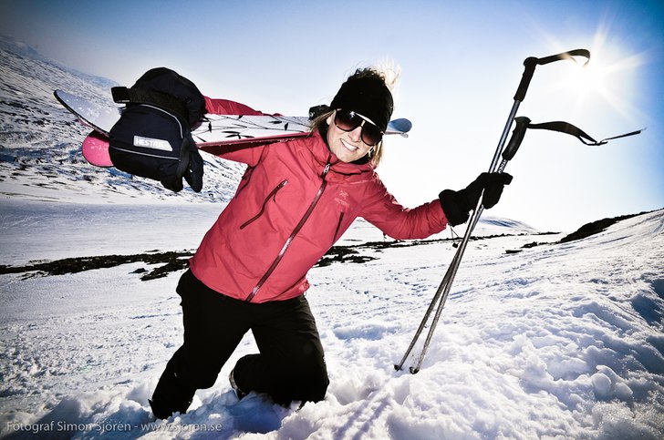 på väg uppför turisttoppen på Getryggen för a. Foto: Simon Sjörén www.sjoren.se. Åkare: Lina Heinevik.