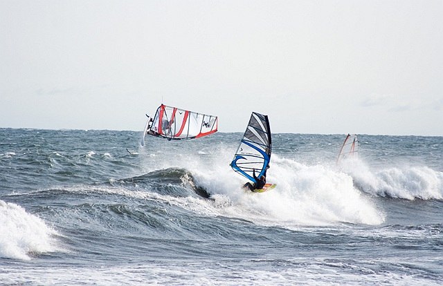 Två "severne sails" snubbar delar brode. Foto: Martin Pålsson. Åkare: Patrik "Paddy" Boyum + Okänd.
