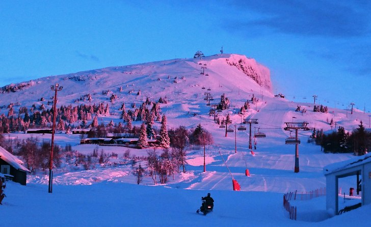 Baksiden av fjellet åpner.
I dag åpner vi alle h.