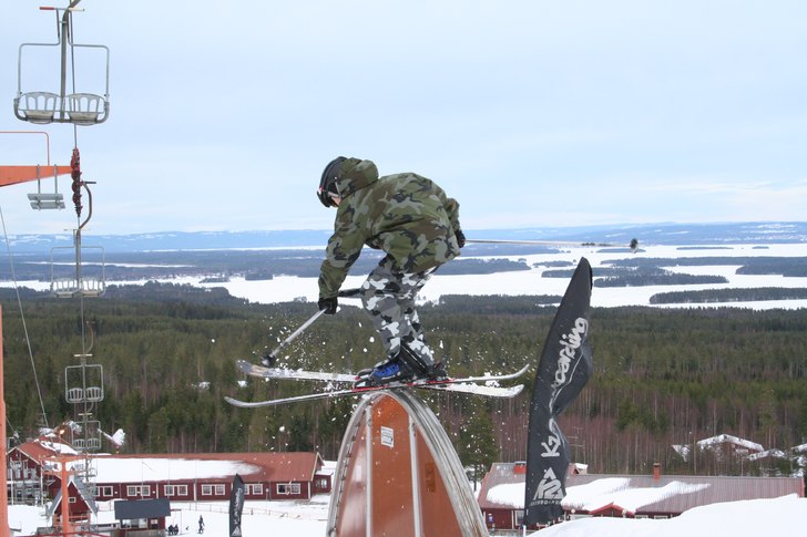 jag drar en soft rail på bergets rainbow. Foto: Felix Hindemo. Åkare: Gustav Edvall.