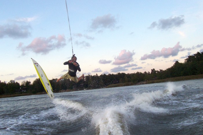 Surfing bakom båten ... lite svårt att hoppa nä. Foto: Patrik Lindvall. Åkare: JOakim Johansson.