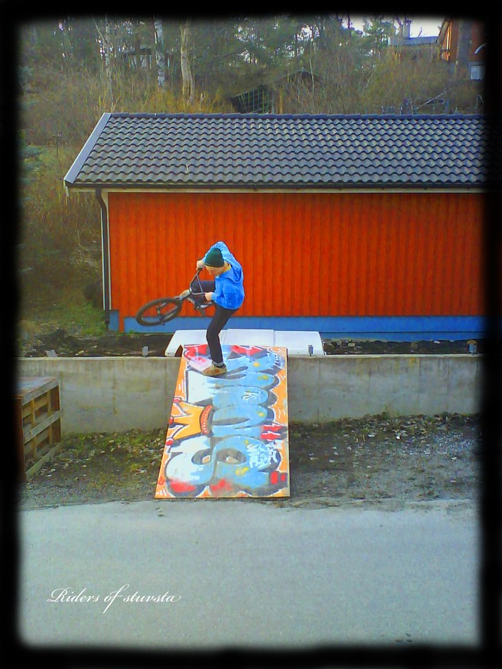 Foot Plant on graffiti plank ... . Foto: Björn Kling. Åkare: Mikael Häll.