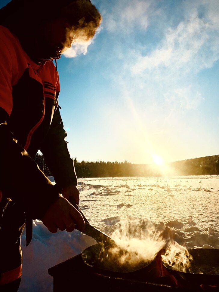 Tillsammans med elden och solens sken överlevde v.