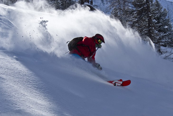 Fin dag med goa polare i skogen i Zermatt efter et. Foto: Robin Ljungqwist. Åkare: Adam Jonsson.