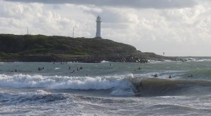 Vågsurf 10 aug 2011. Foto: Håkan Molin. Åkare: Okänd.