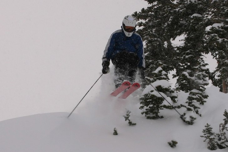 Ett litet drop i Alta efter ett dump med 40 cm nys. Foto: Lucas Skalleberg. Åkare: Max Larsson.