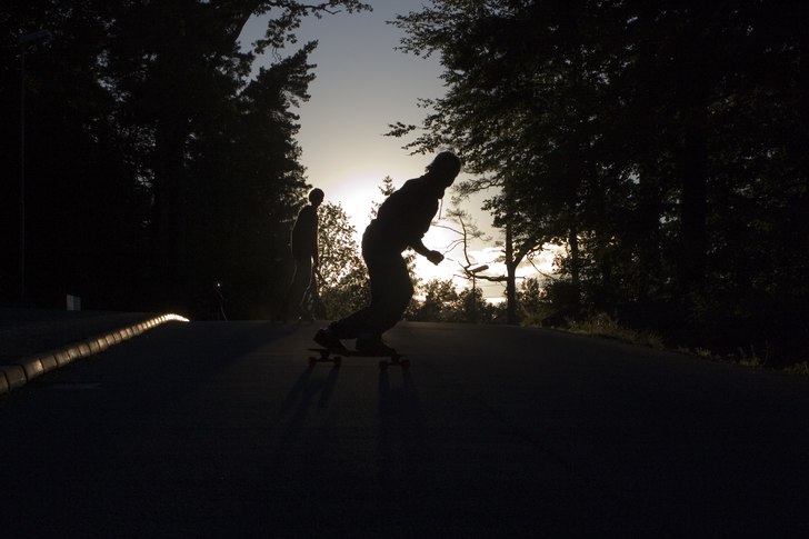 Longboard vid stamsjön. Foto: Gustav Askengren. Åkare: Erik Jonson.