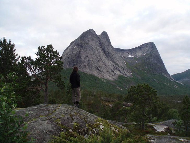 Pudde tittar in lederna vi ska klättra på Eideti. Foto: Christer Bjuhr. Åkare: Pudde Hansson.