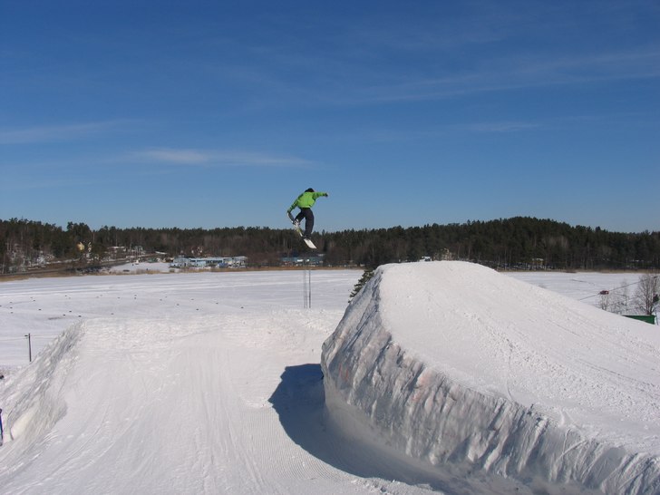 En solig dag i Väsjöbacken. Då hoppet faktiskt . Foto: Mats Ericson. Åkare: Jens Ortner.