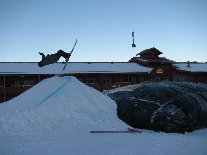 En lite mer kontrollerad backflip... Foto: Anders Wassberg. Åkare: Henric Wassberg.