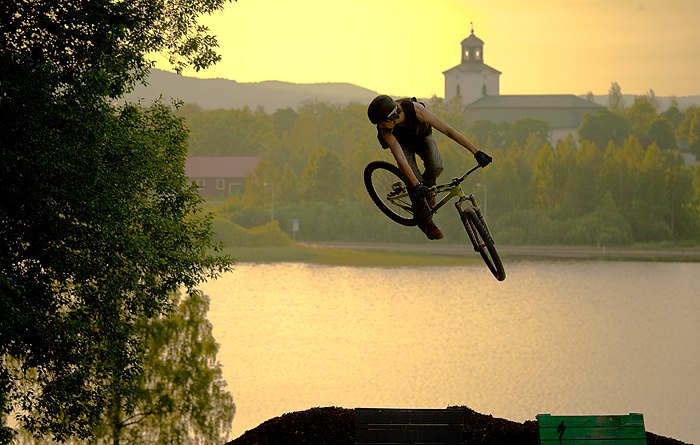 Alexander tränar på 360 i solnedgången.. Foto: Kenneth Einars. Åkare: Alexander Bäckvall.