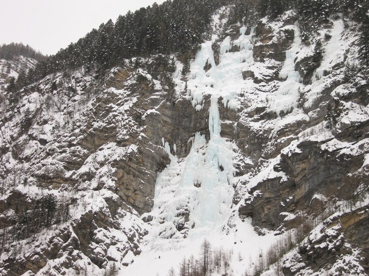 Avslutat arbete med Cascades des Viollins III/5+ 1. Foto: Christian Türk. Åkare: Christian, Sergio och Umberto.