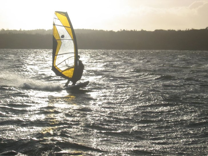 Januarisurf! Svinkallt men oj vad det blåste!. Foto: Henrik Eriksson. Åkare: Henke Henriksson.