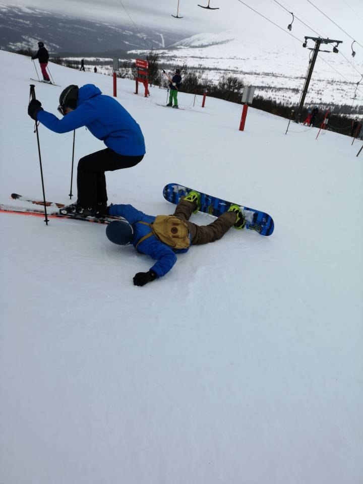 Rödkullen: Fallen snowboardåkare blir teabagad o.