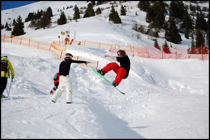 Hennig tar en fet tailgrab, thnx :). Foto: Omark. Åkare: Rickard Croy, Henning.