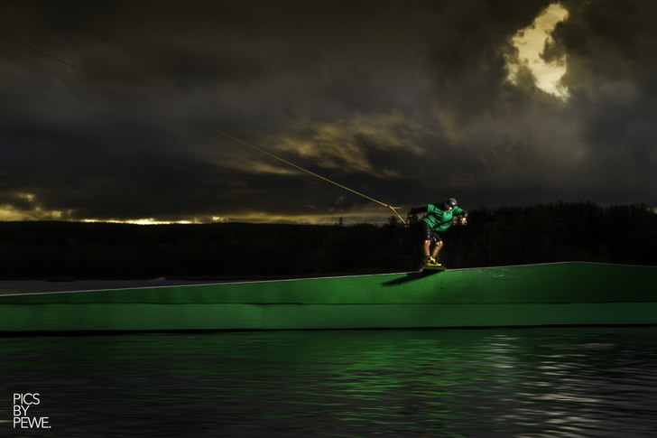 Jonas Ströberg rippar rails! 

www.facebook.com. Foto: Peter Vahlfridsson. Åkare: Jonas Ströberg.