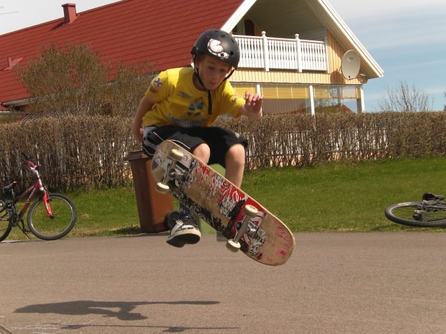 nån gång i somras!typ kickflip 180 elr nå sånt. Foto: jag. Åkare: hannes.