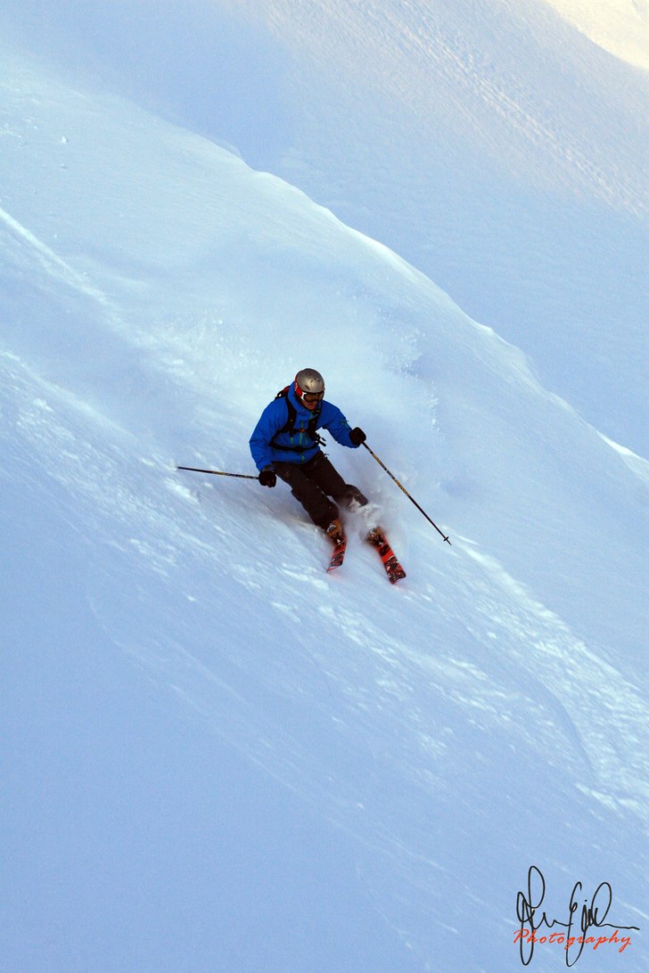 Dagens sista åk i svagt ljus från en dalande feb. Foto: Jonas Emilsson. Åkare: Magnus Nilsson.