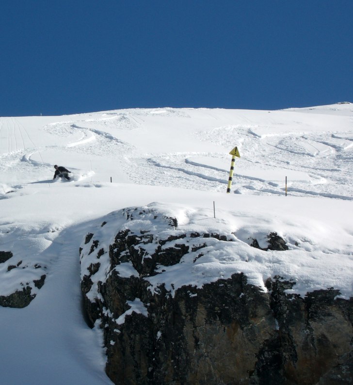 Skylten visar hur farligt det är att klättra upp. Åkare: Erik Rasmusson.