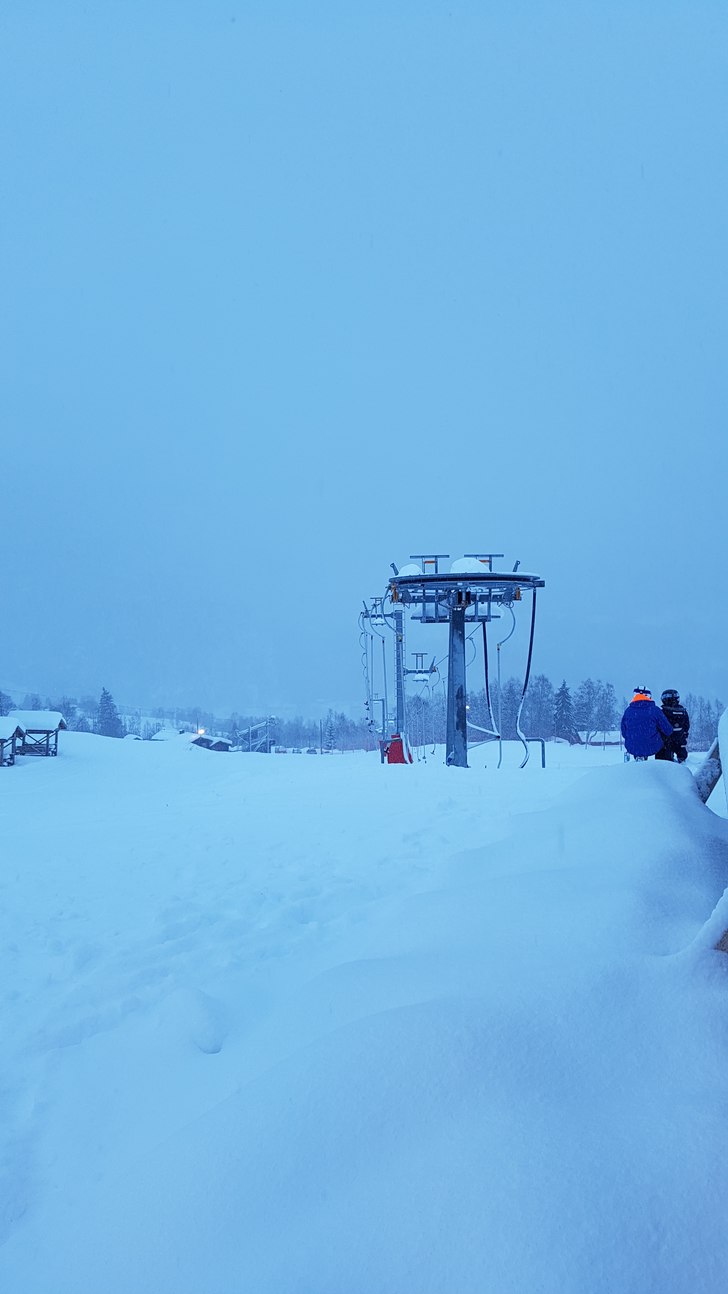 Snøen lavar ned - pomaheisen og barnetrekket går.