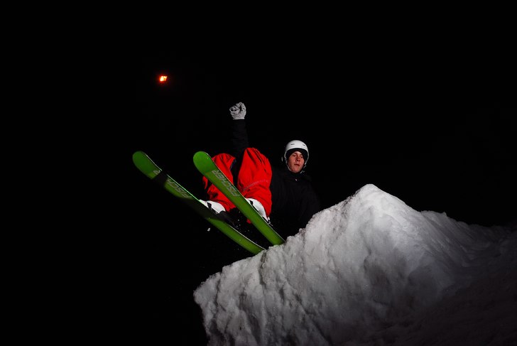 Tailpres av Joel under en photosession i Hemlingby. Foto: Simon Lindberg. Åkare: Joel Westlund.
