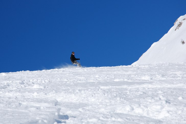 Skön offpist, härligt blå himmel.. Foto: Per Orchideén. Åkare: Ola Nogell.
