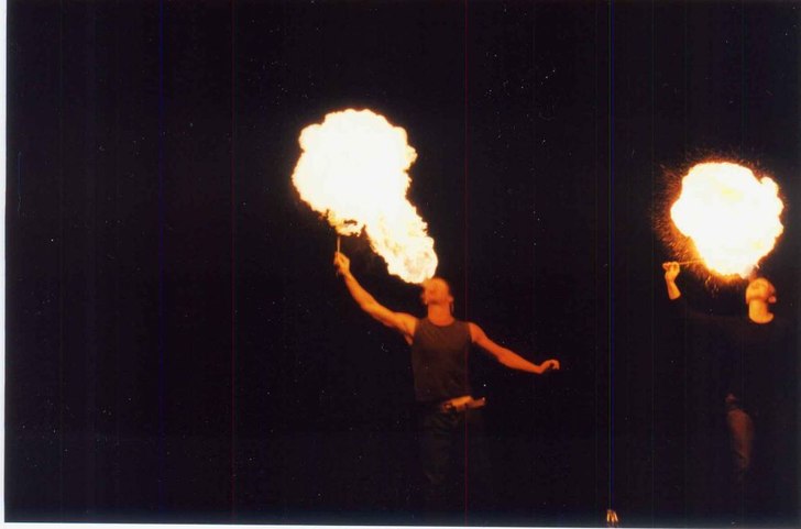 En eldshow på klipporna.
Jag & Julia Hedman. Foto: Christoffer Larsson. Åkare: Andreas Jacobsson.