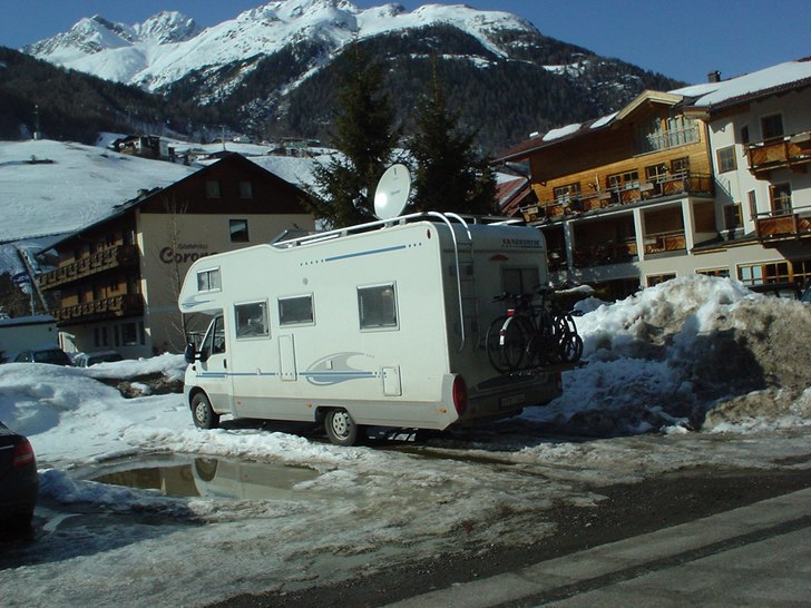 Vintersemester när den är som bäst. Bo centralt. Foto: Micke Grönlund. Åkare: Adriatik 655 SP 2005 års modell.
