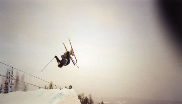 Bror i en backflip. Foto: Anders Myrén. Åkare: Stefan Myrén.
