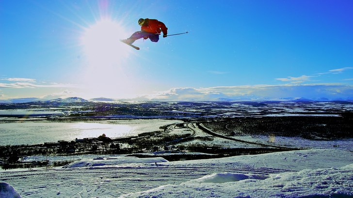 Gör en cork 3 japan i vårsolen. Foto: Calle Öhrn. Åkare: Sebastian Karlsson.