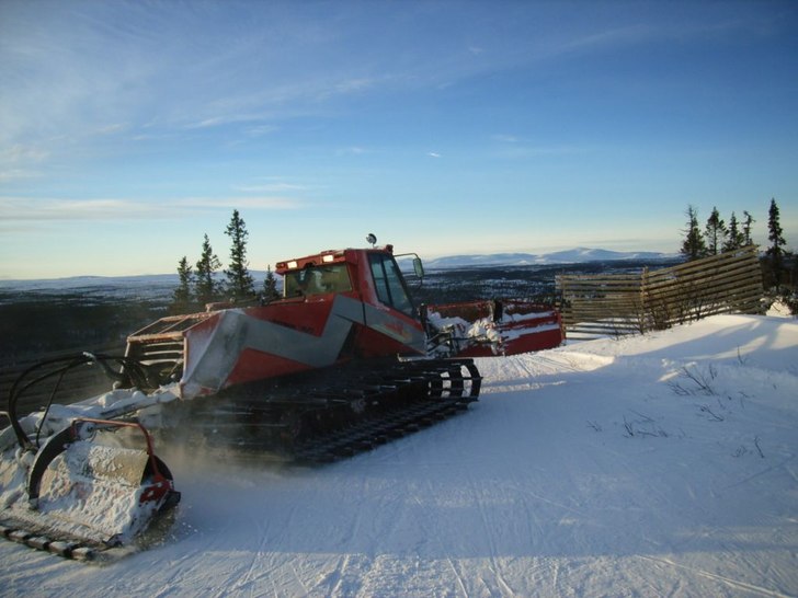 Nära Pistmaskinen i morgonsolen. Foto: Daniel Åkerström. Åkare: Pistmaskin.