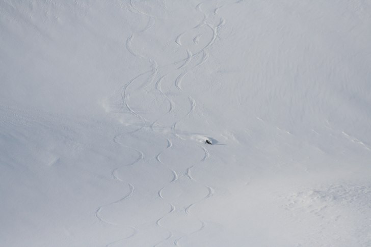 Heliski i Borgafjäll, med sol å puder på just d. Foto: Michael Gustafsson. Åkare: Okänd.