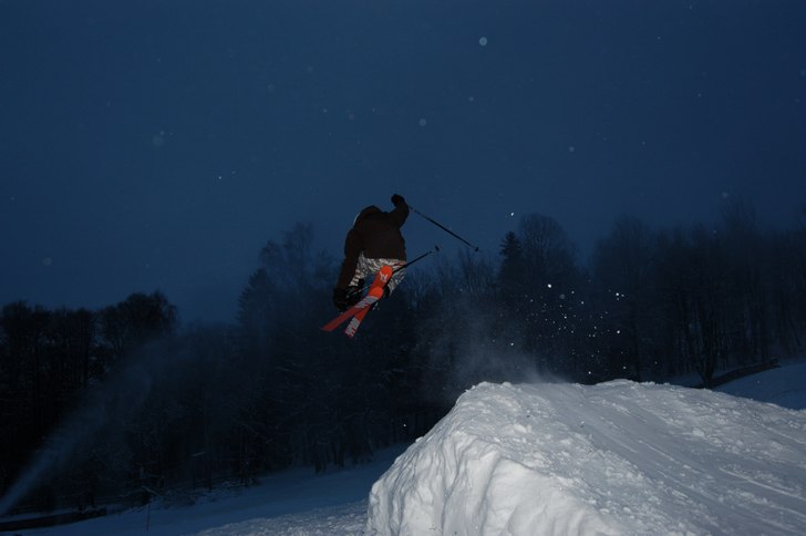Lite småjibbing i en kick vi byggde med några an. Foto: Eric Schelin. Åkare: Fredrik Trella.