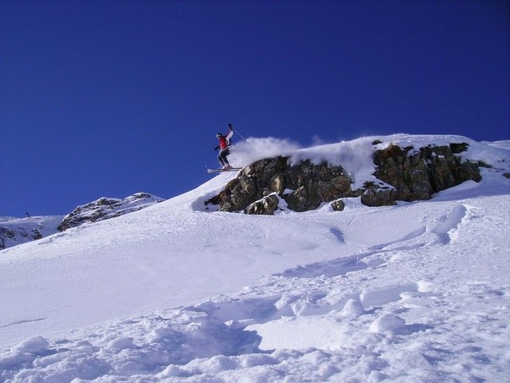 Ovanför La Sache dalen. Ett litet 2meters drop. Foto: andreas jansson. Åkare: alexander engvall.