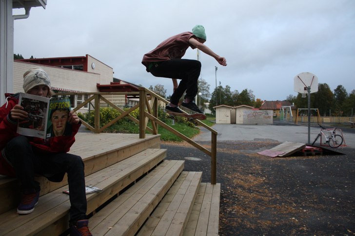 chill vid skolan. Foto: Lucas Jaktlund. Åkare: Emil Österberg.