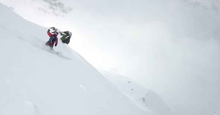 Flyt med snöfall såhär sent på säsongen, och . Foto: Jens Karlsson. Åkare: Johan Malmberg.