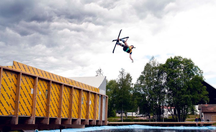 Första vattenhoppssessionen för året klarades a. Foto: Powerbreak. Åkare: Jesper "Jeppenator" Norén.